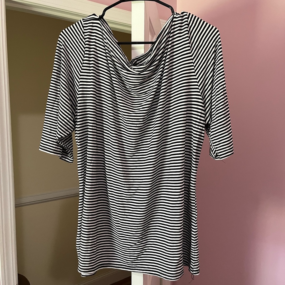 Black and White Ruched Blouse with Elbow-Length Sleeves